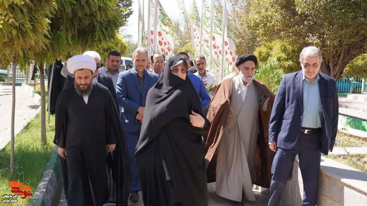 حضور رئیس انجمن عرفان اسلامی ایران در مزار شهدای خوی حضور رئیس انجمن عرفان اسلامی ایران در مزار شهدای خوی