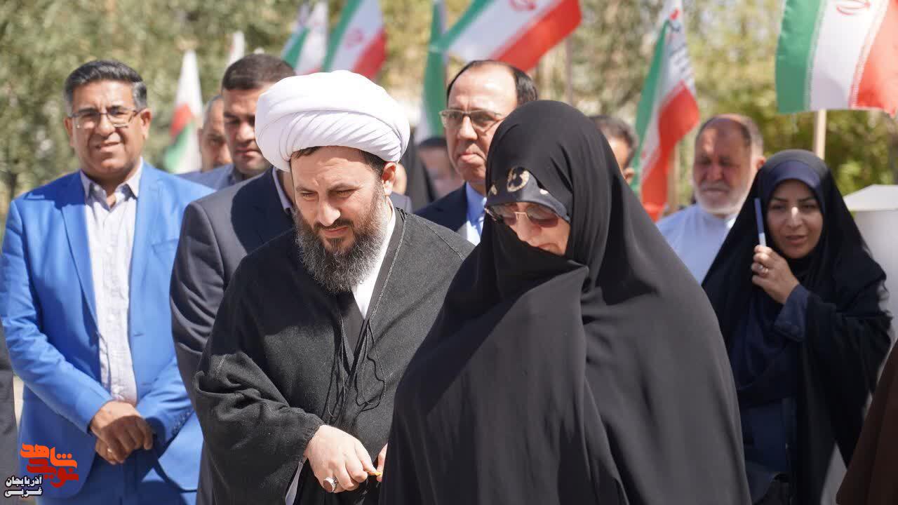 حضور رئیس انجمن عرفان اسلامی ایران در مزار شهدای خوی حضور رئیس انجمن عرفان اسلامی ایران در مزار شهدای خوی