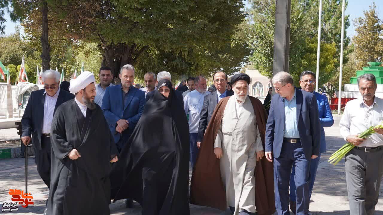 حضور رئیس انجمن عرفان اسلامی ایران در مزار شهدای خوی حضور رئیس انجمن عرفان اسلامی ایران در مزار شهدای خوی