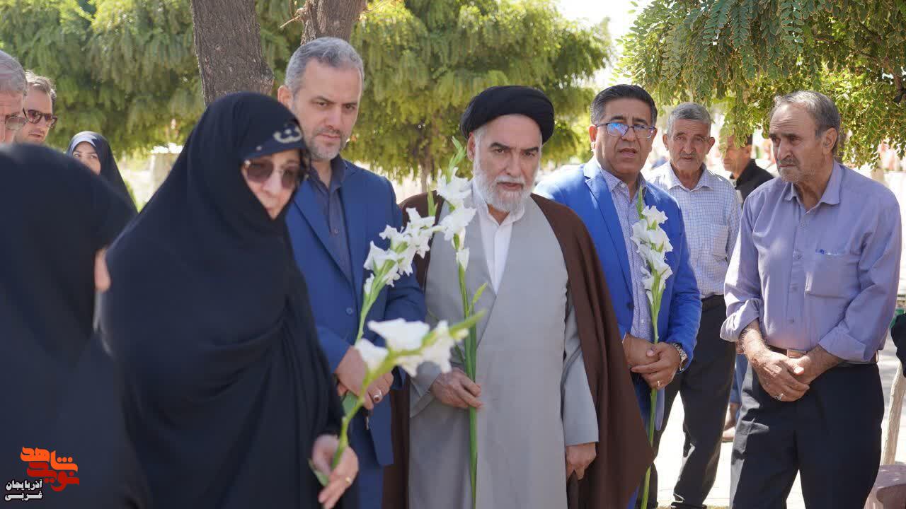 حضور رئیس انجمن عرفان اسلامی ایران در مزار شهدای خوی حضور رئیس انجمن عرفان اسلامی ایران در مزار شهدای خوی