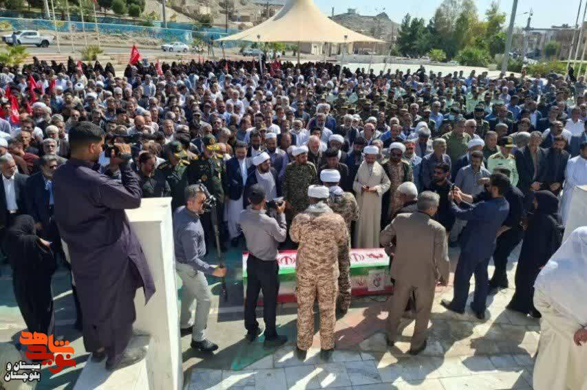 تشییع باشکوه مولوی شهید«یوسف گرگیچی»، عالم بصیر خط مقدم انقلاب بر دوش مردم شیعه و سنی زاهدان آرام گرفت