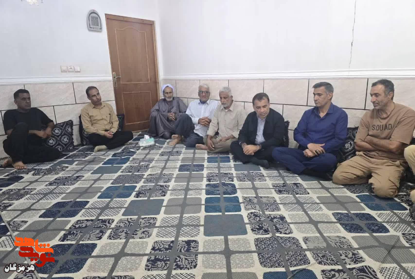 دیدار مدیرکل بنیاد شهید هرمزگان با ۷ خانواده شهدای جنگ رمضان بندرلنگه دیدار مدیرکل بنیاد شهید هرمزگان با ۷ خانواده شهدای جنگ رمضان بندرلنگه