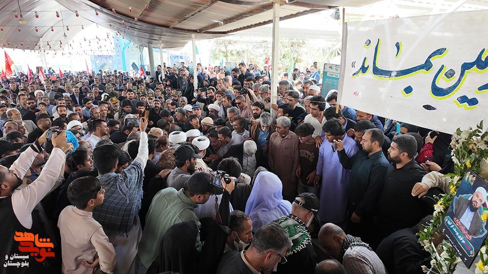 تشییع باشکوه مولوی شهید«یوسف گرگیچی»، عالم بصیر خط مقدم انقلاب بر دوش مردم شیعه و سنی زاهدان آرام گرفت