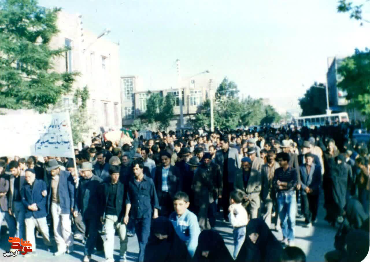 تصاویر کمتر دیده شده از تشییع پیکر شهید «بهمن خادم جاهد» تصاویر کمتر دیده شده از تشییع پیکر شهید «بهمن خادم جاهد»