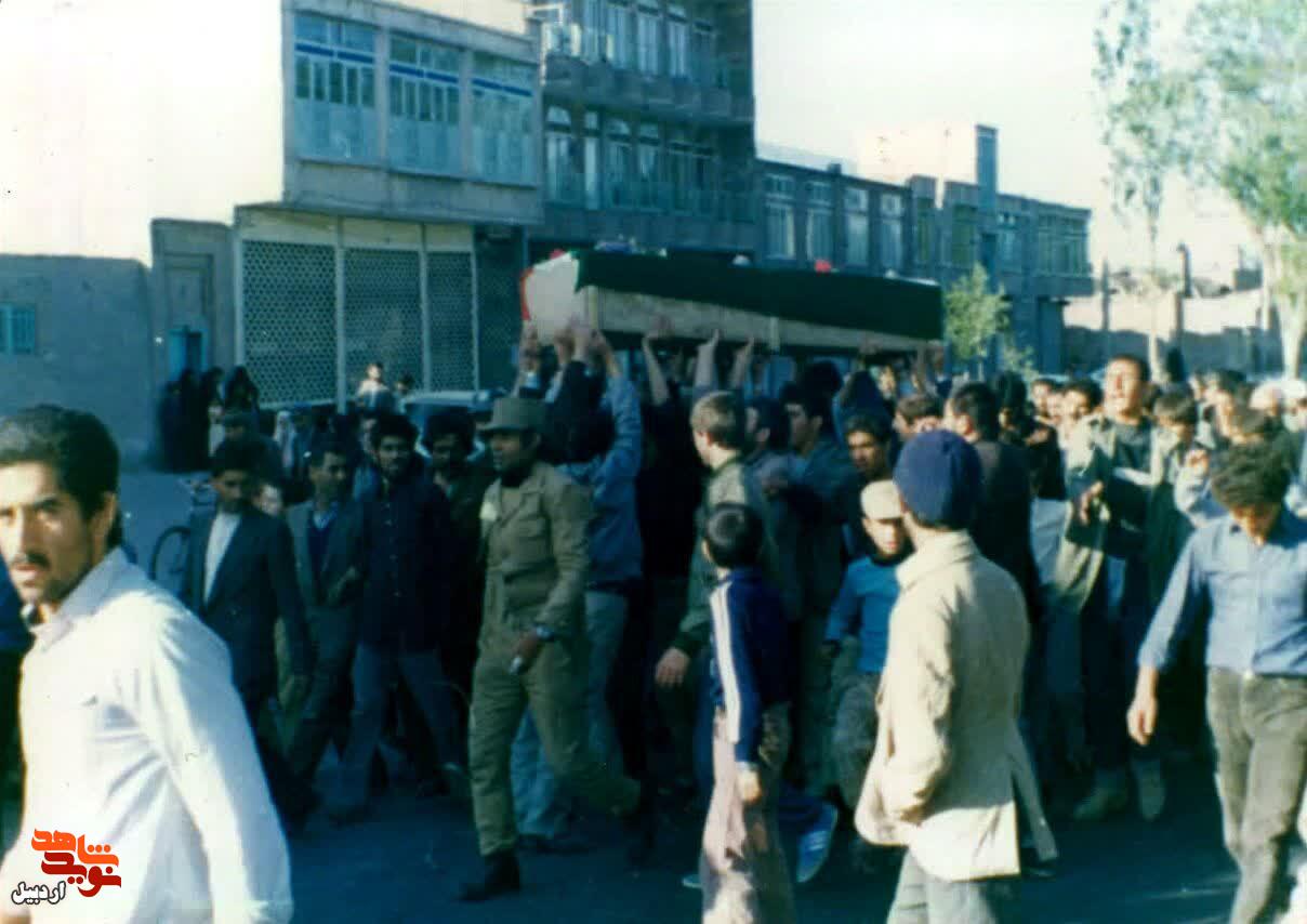 تصاویر کمتر دیده شده از تشییع پیکر شهید «بهمن خادم جاهد» تصاویر کمتر دیده شده از تشییع پیکر شهید «بهمن خادم جاهد»