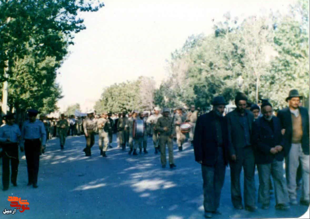 تصاویر کمتر دیده شده از تشییع پیکر شهید «بهمن خادم جاهد» تصاویر کمتر دیده شده از تشییع پیکر شهید «بهمن خادم جاهد»