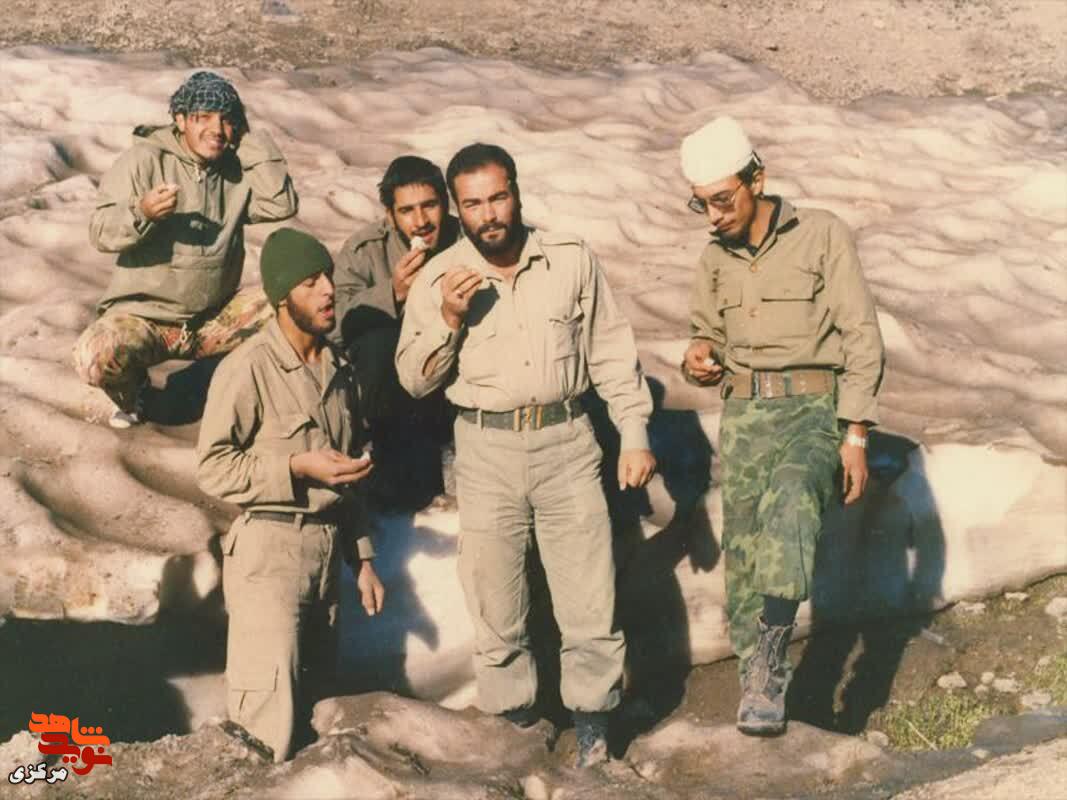 عکس یادگاری رزمندگان اراکی در مقر عملیاتی لشکر ۱۰ زرهی علیبنابیطالب (ع) از دوران دفاع مقدس منتشر شد عکس یادگاری رزمندگان اراکی در مقر عملیاتی لشکر ۱۰ زرهی علیبنابیطالب (ع) از دوران دفاع مقدس منتشر شد