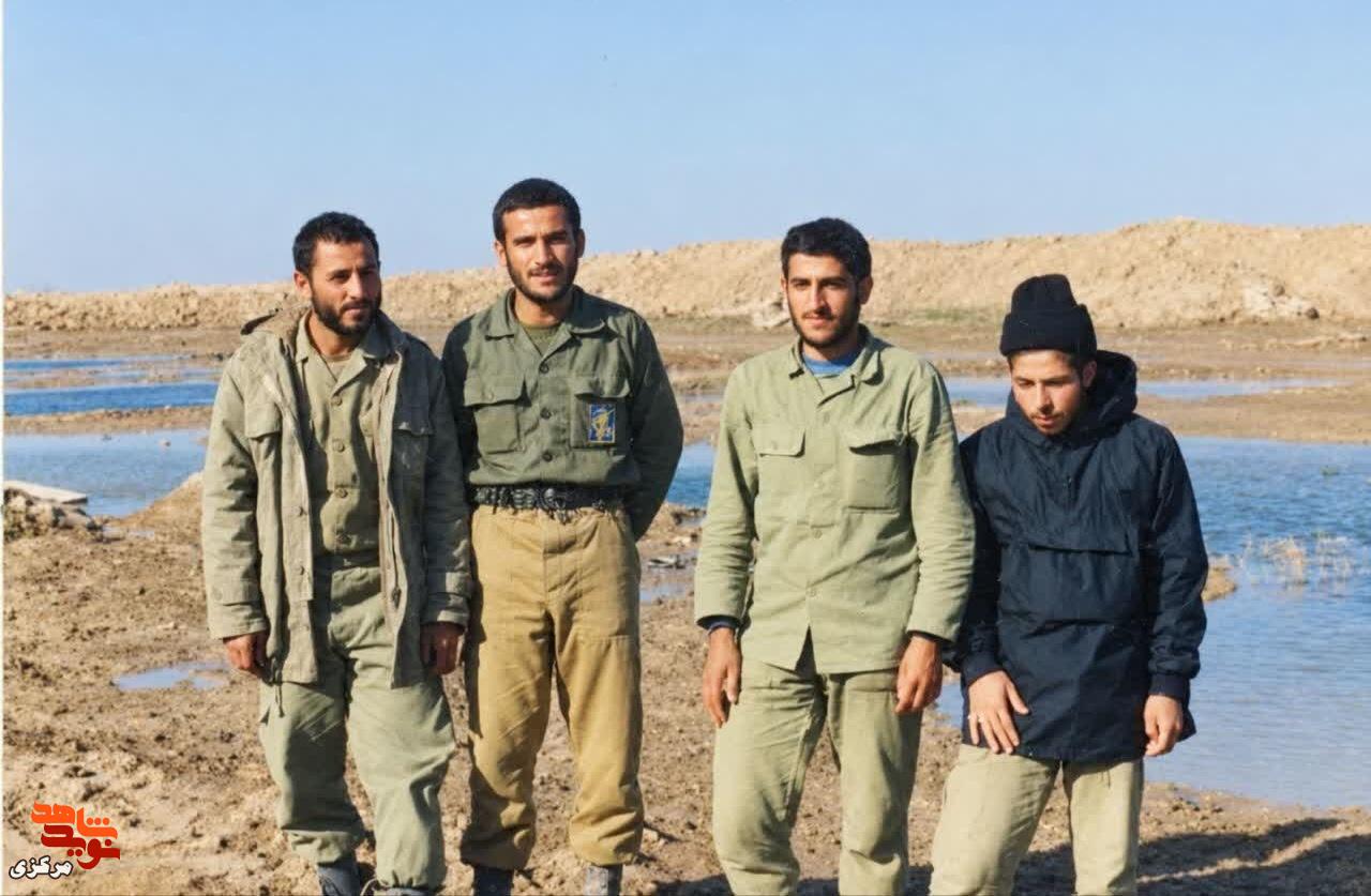 عکس یادگاری شهدای غواص و رزمندگان اراکی در کنار هم از دوران دفاع مقدس منتشر شد عکس یادگاری شهدای غواص و رزمندگان اراکی در کنار هم از دوران دفاع مقدس منتشر شد
