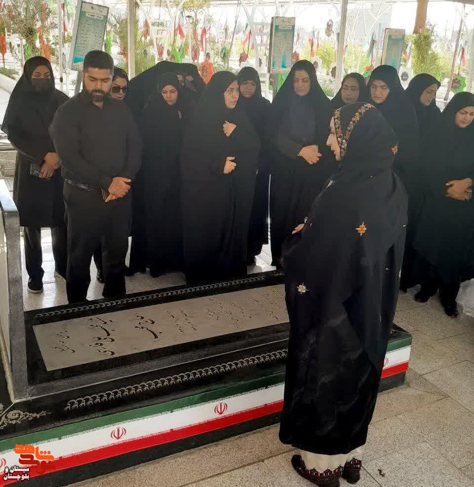 غبارروبی و عطرافشانی مزار شهدای زاهدان در آستانه هفته دفاع مقدس غبارروبی و عطرافشانی مزار شهدای زاهدان در آستانه هفته دفاع مقدس