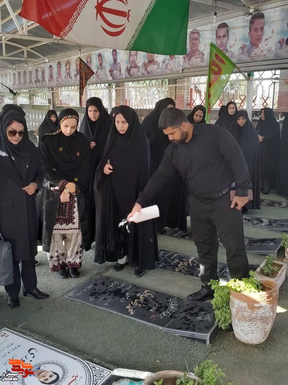 غبارروبی و عطرافشانی مزار شهدای زاهدان در آستانه هفته دفاع مقدس غبارروبی و عطرافشانی مزار شهدای زاهدان در آستانه هفته دفاع مقدس