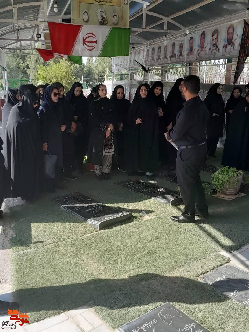 غبارروبی و عطرافشانی مزار شهدای زاهدان در آستانه هفته دفاع مقدس غبارروبی و عطرافشانی مزار شهدای زاهدان در آستانه هفته دفاع مقدس