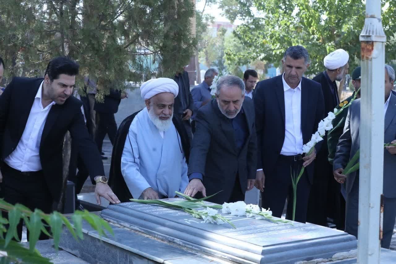 مزار شهدای آبیک با حضور مسئولان گلباران شد مزار شهدای آبیک با حضور مسئولان گلباران شد