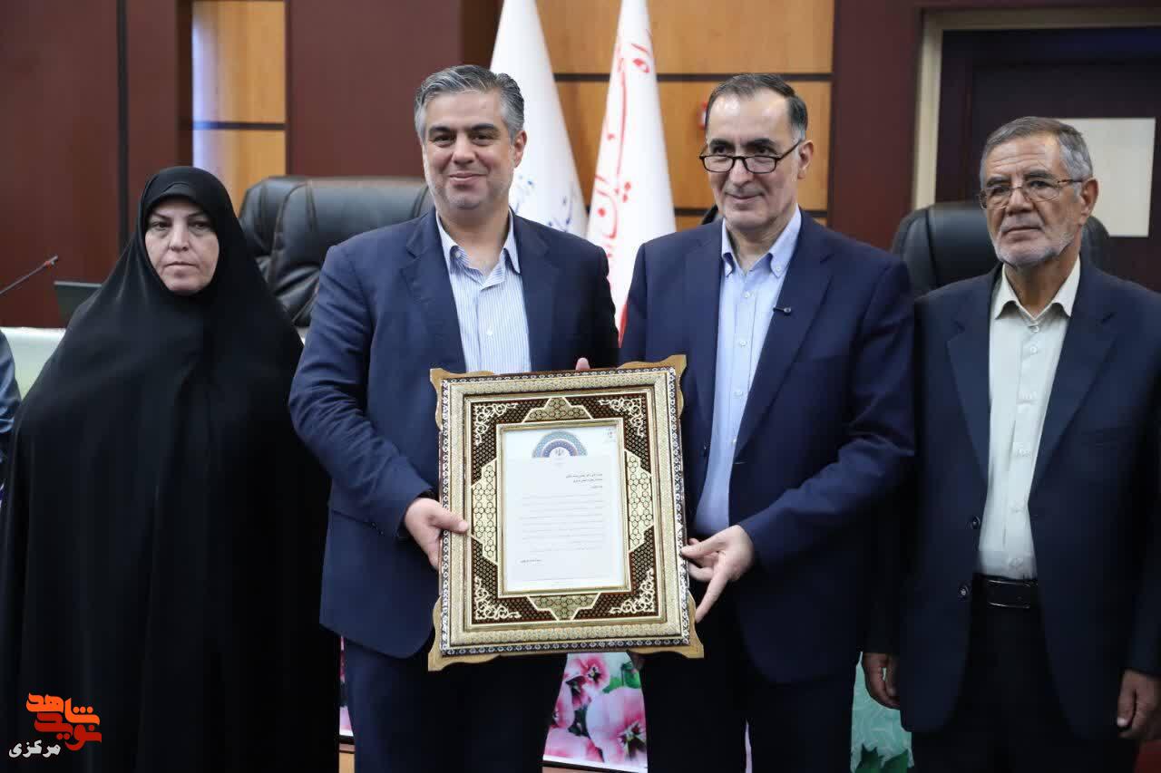 تجلیل معاون رئیسجمهور از استاندار مرکزی برای کسب رتبه برتر در ترویج فرهنگ ایثار و شهادت تجلیل معاون رئیسجمهور از استاندار مرکزی برای کسب رتبه برتر در ترویج فرهنگ ایثار و شهادت
