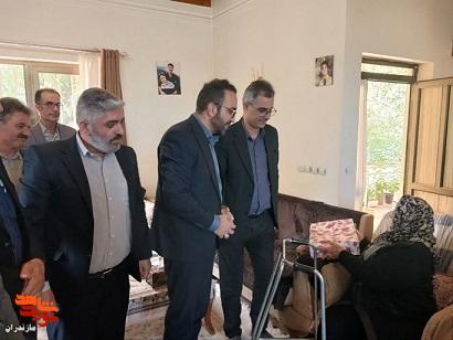دیدار مسئولان شهرستان کلاردشت با مادر شهید «کیانوش دلفان آذری» به مناسبت آغاز هفته دولت دیدار مسئولان شهرستان کلاردشت با مادر شهید «کیانوش دلفان آذری» به مناسبت آغاز هفته دولت