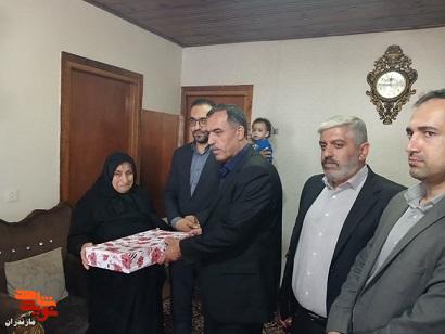 دیدار مسئولان شهرستان کلاردشت با مادر شهید رضا بوسلیک به مناسبت آغاز هفته دولت دیدار مسئولان شهرستان کلاردشت با مادر شهید رضا بوسلیک به مناسبت آغاز هفته دولت