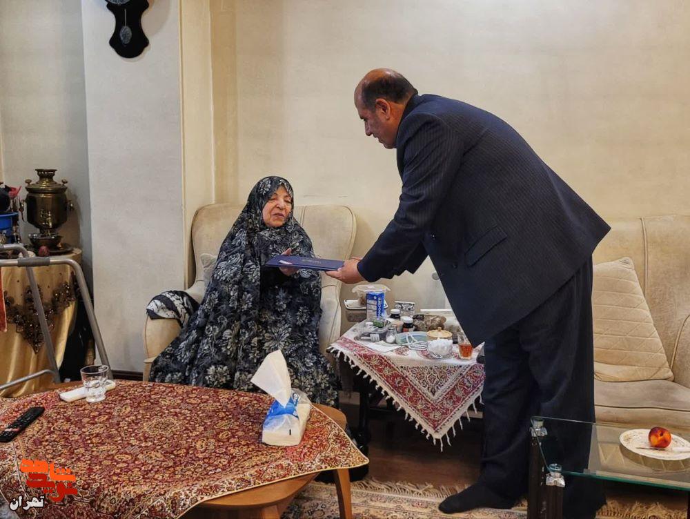 خانه شهید، «عبادتگاه فرهنگ ایثار و شهادت» است / تجلیل مدیرکل بنیاد شهید تهران از صبر مادر شهید «حسین عطاران قمی»