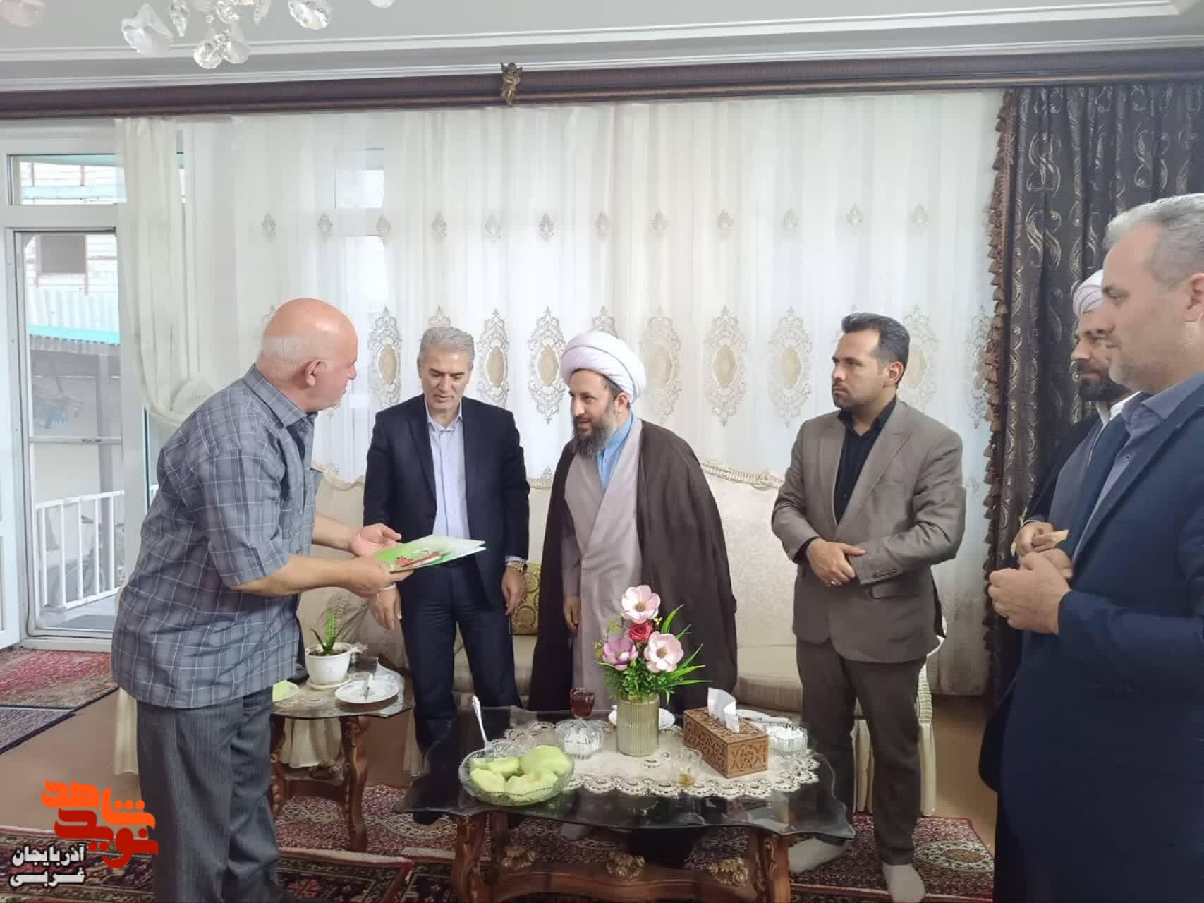 دیدار مسئولین شهرستان خوی با جانباز معزز ناصر حسینلو دیدار مسئولین شهرستان خوی با جانباز معزز ناصر حسینلو
