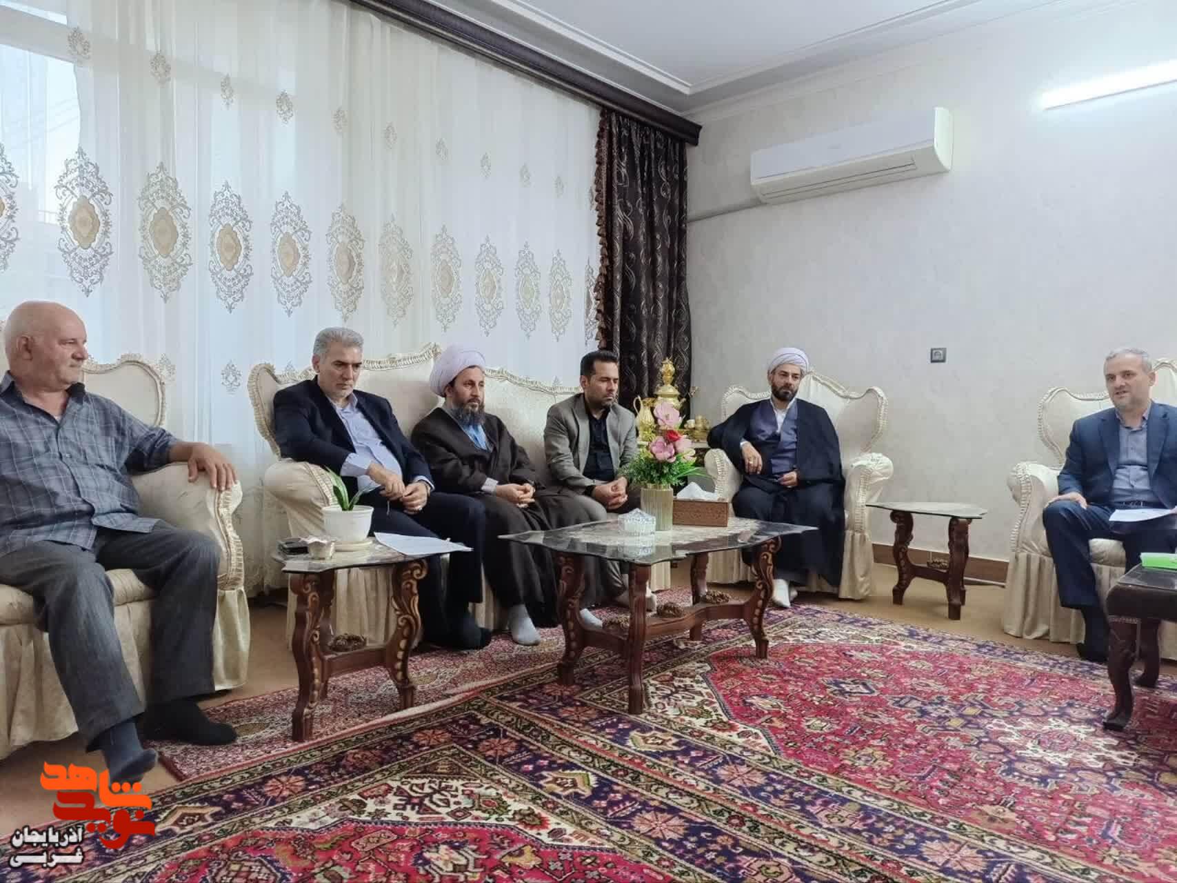 دیدار مسئولین شهرستان خوی با جانباز معزز ناصر حسینلو دیدار مسئولین شهرستان خوی با جانباز معزز ناصر حسینلو