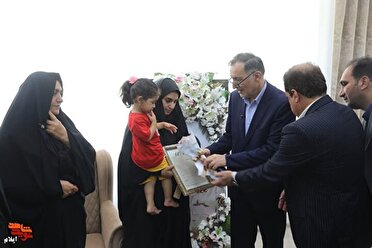 دولت در کنار خانواده‌های شهدا است