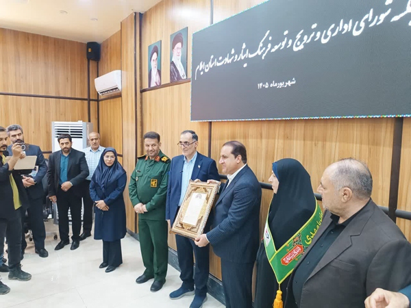 تقدیر سید احمد موسوی، معاون رئیسجمهور و رئیس بنیاد شهید و امور ایثارگران کشور از استاندار ایلام تقدیر سید احمد موسوی، معاون رئیسجمهور و رئیس بنیاد شهید و امور ایثارگران کشور از استاندار ایلام