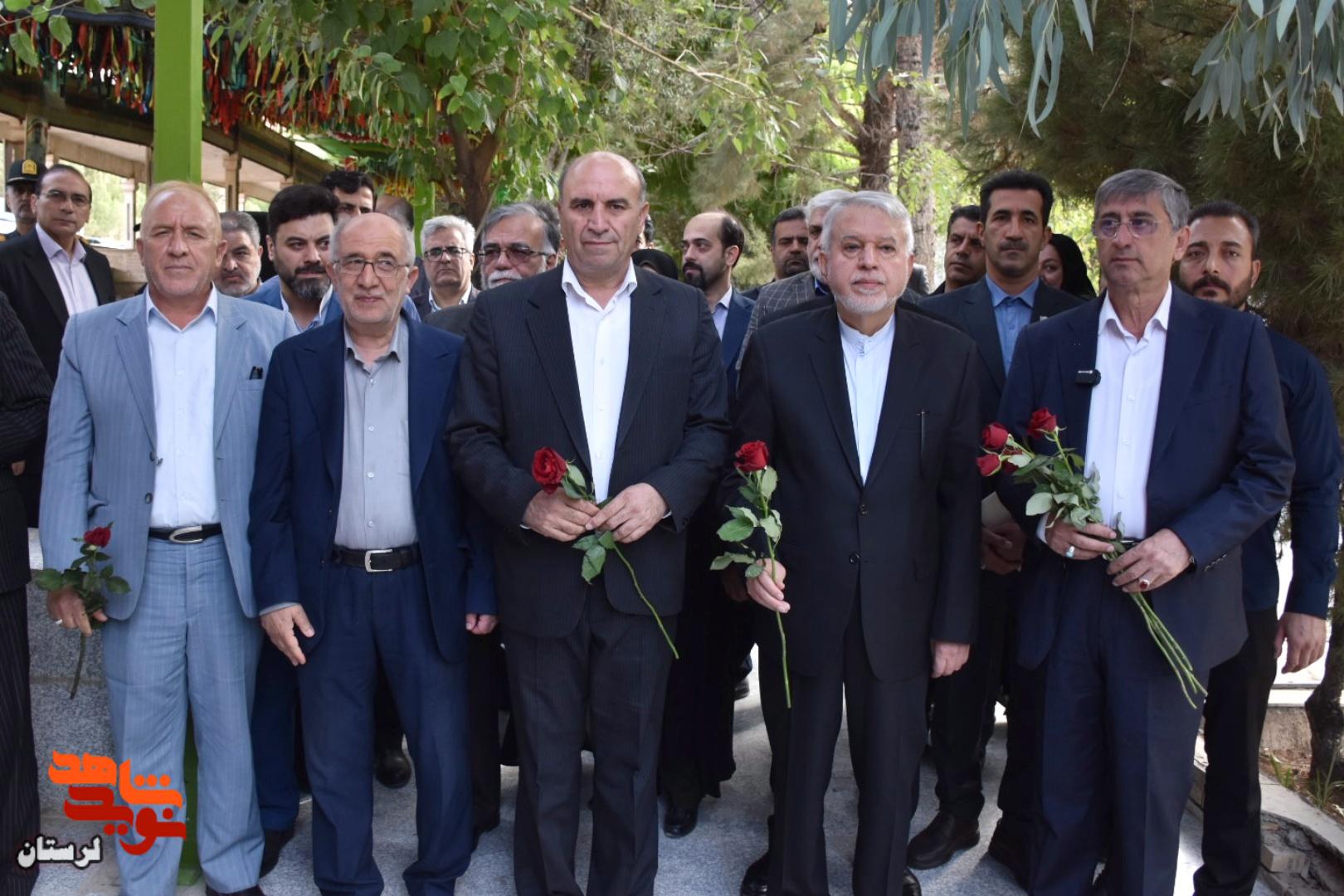 ادای احترام وزیر میراث‌ فرهنگی، گردشگری و صنایع‌دستی به مقام شهدای لرستان