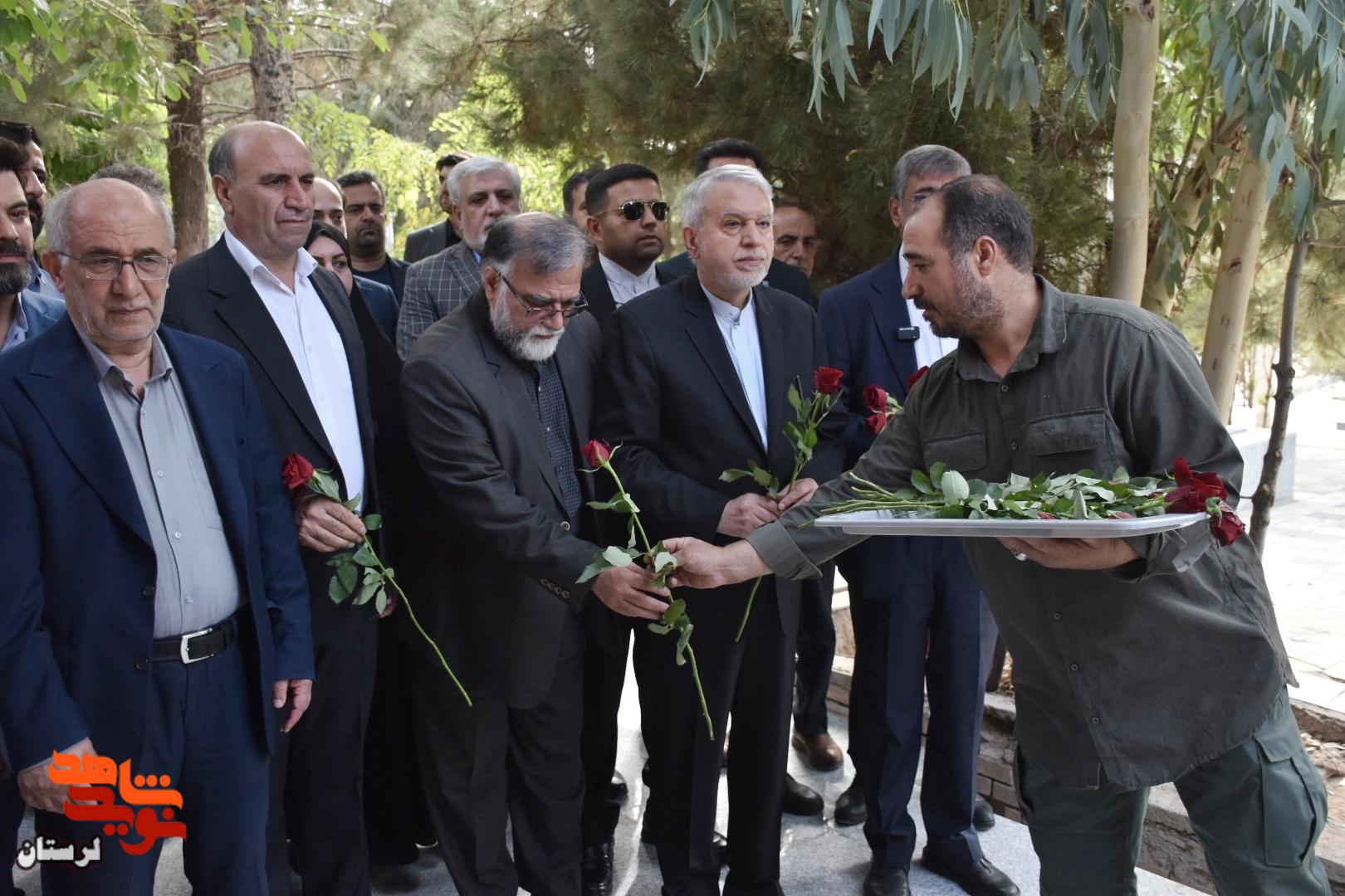 ادای احترام وزیر میراث‌ فرهنگی، گردشگری و صنایع‌دستی به مقام شهدای لرستان