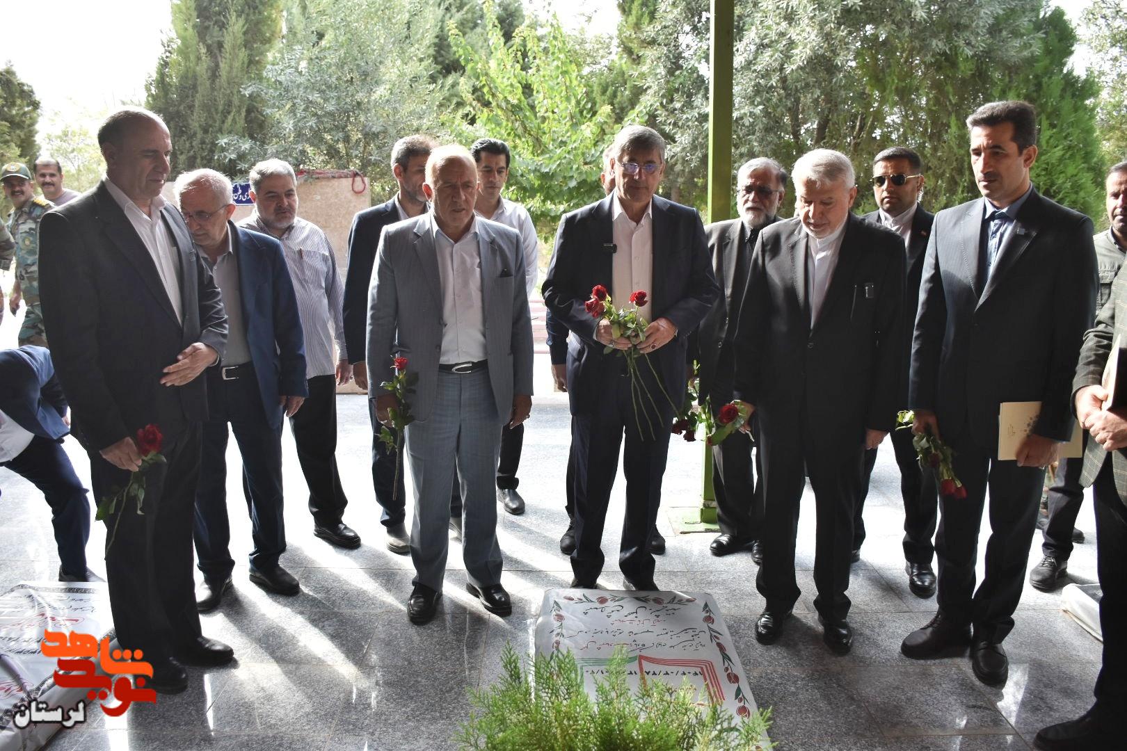 ادای احترام وزیر میراث‌ فرهنگی، گردشگری و صنایع‌دستی به مقام شهدای لرستان