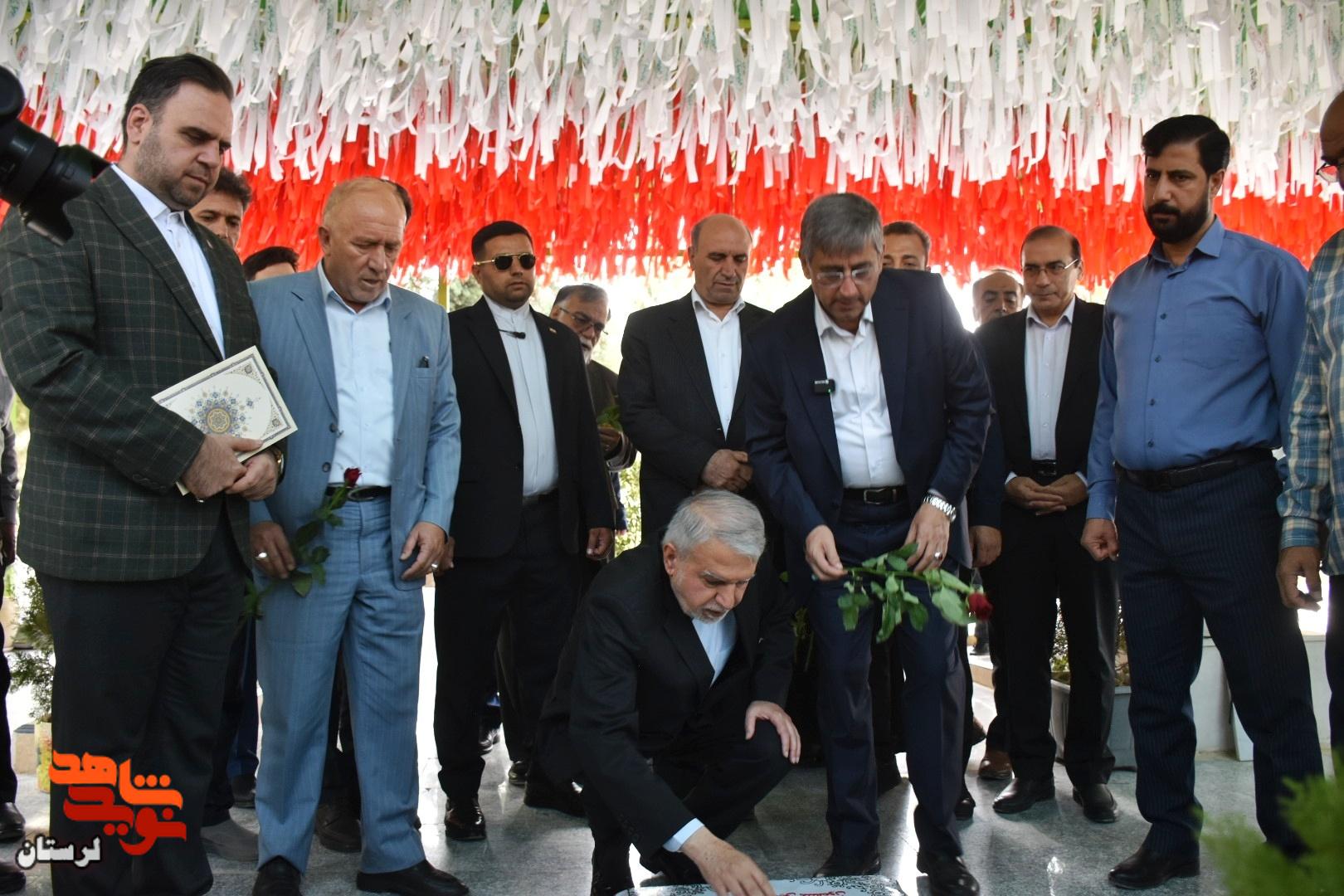 ادای احترام وزیر میراث‌ فرهنگی، گردشگری و صنایع‌دستی به مقام شهدای لرستان
