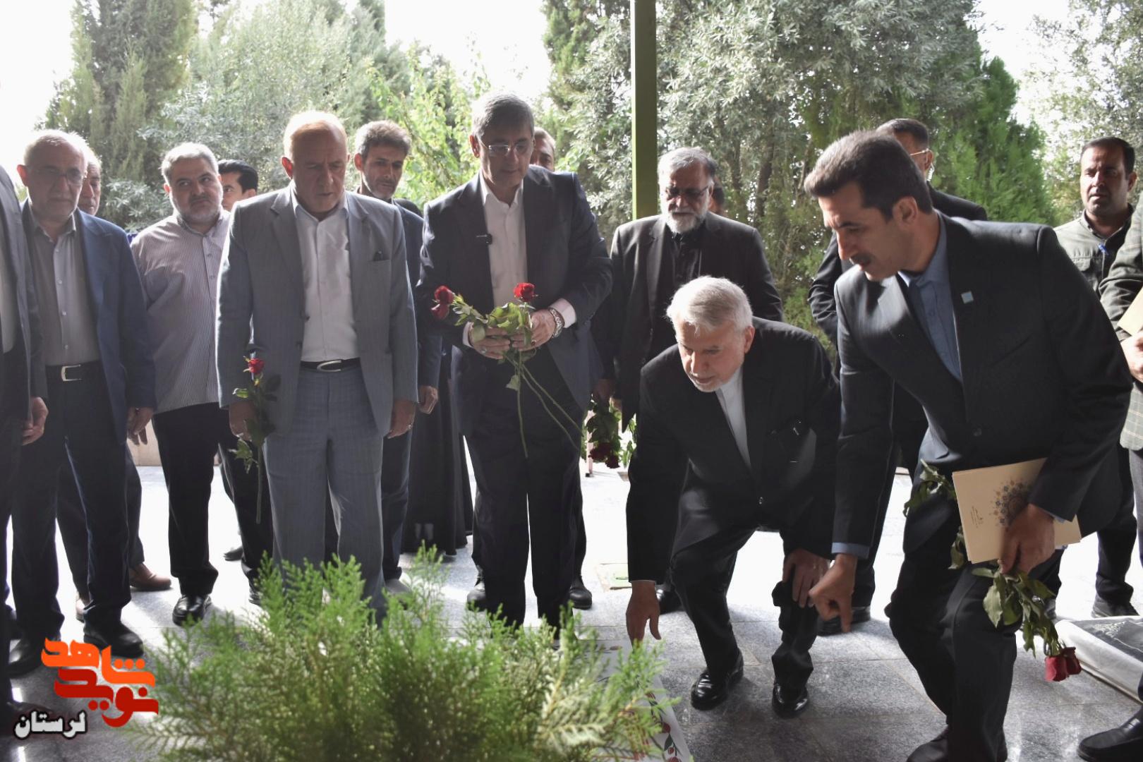 ادای احترام وزیر میراث‌ فرهنگی، گردشگری و صنایع‌دستی به مقام شهدای لرستان