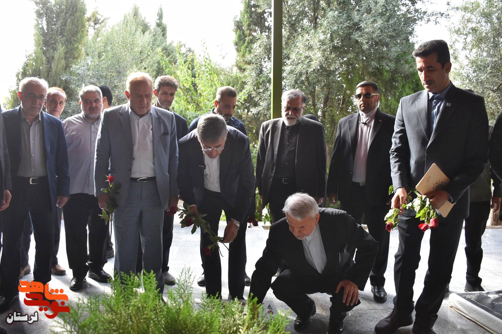 ادای احترام وزیر میراث‌ فرهنگی، گردشگری و صنایع‌دستی به مقام شهدای لرستان