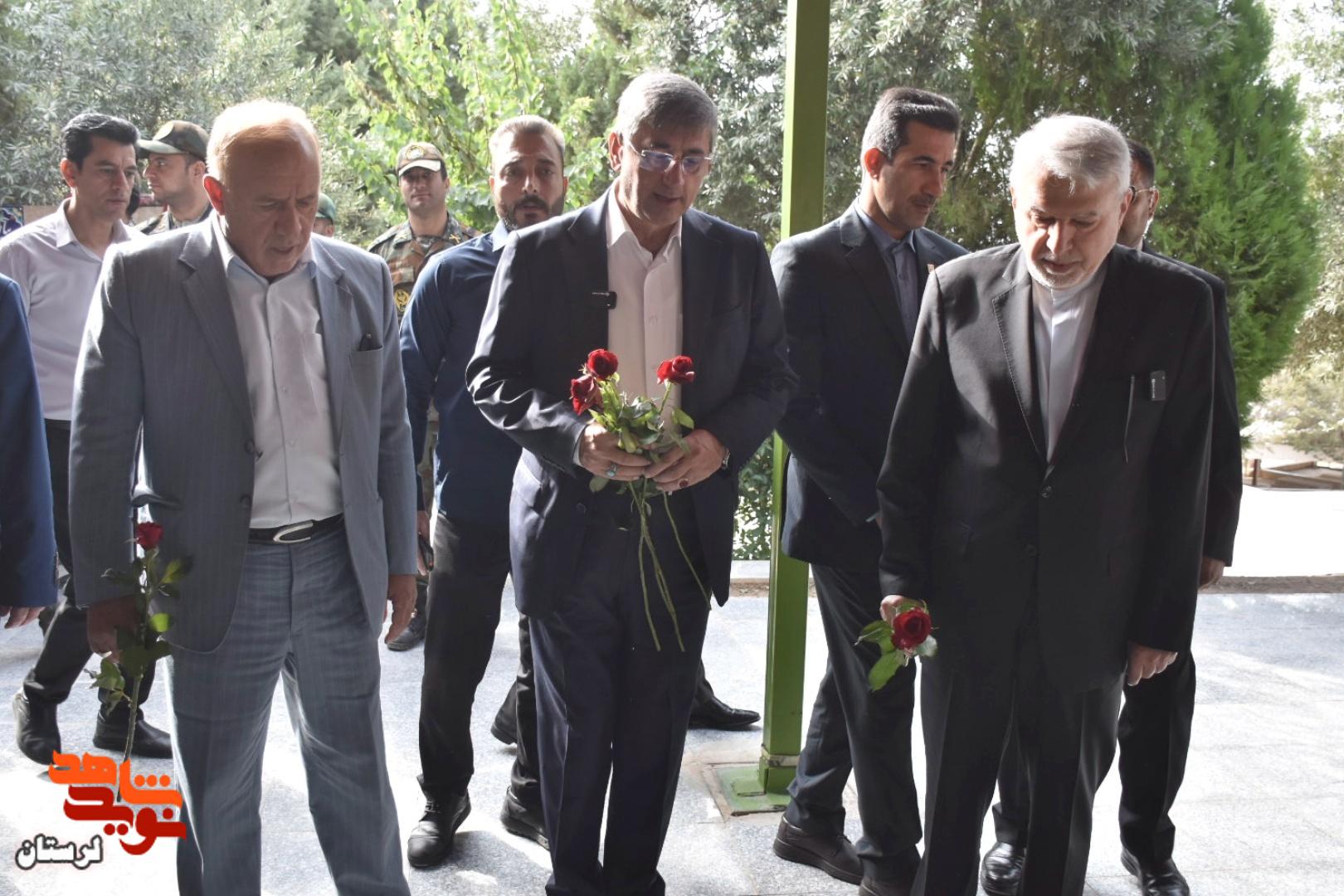 ادای احترام وزیر میراث‌ فرهنگی، گردشگری و صنایع‌دستی به مقام شهدای لرستان