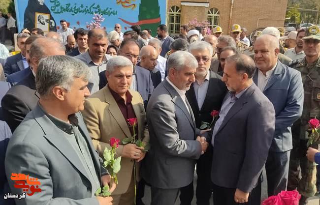 به مناسبت هفته دولت مزار مطهر شهدا عطر افشانی و گلباران شد. به مناسبت هفته دولت مزار مطهر شهدا عطر افشانی و گلباران شد.