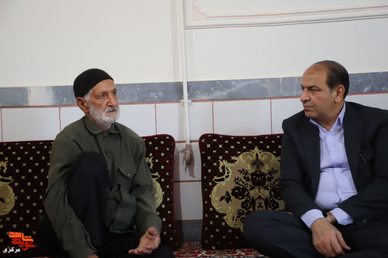 تجلیل از جانباز سرافراز «عزتالله حیدری» همزمان با هفته دولت در خنداب تجلیل از جانباز سرافراز «عزتالله حیدری» همزمان با هفته دولت در خنداب