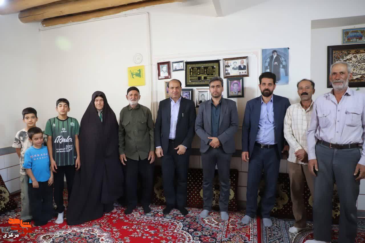 تجلیل از جانباز سرافراز «عزتالله حیدری» همزمان با هفته دولت در خنداب تجلیل از جانباز سرافراز «عزتالله حیدری» همزمان با هفته دولت در خنداب