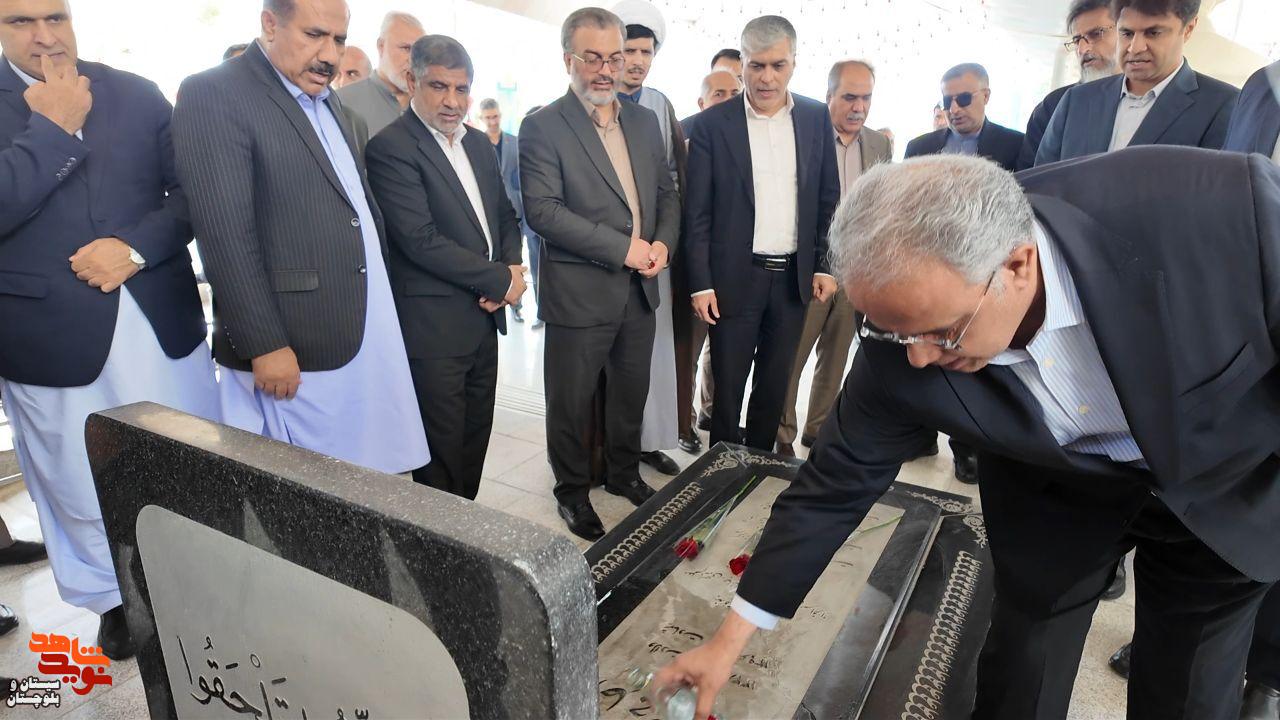 گلزار شهدای زاهدان عطرافشانی و با آرمانهای شهدا تجدید میثاق شد گلزار شهدای زاهدان عطرافشانی و با آرمانهای شهدا تجدید میثاق شد