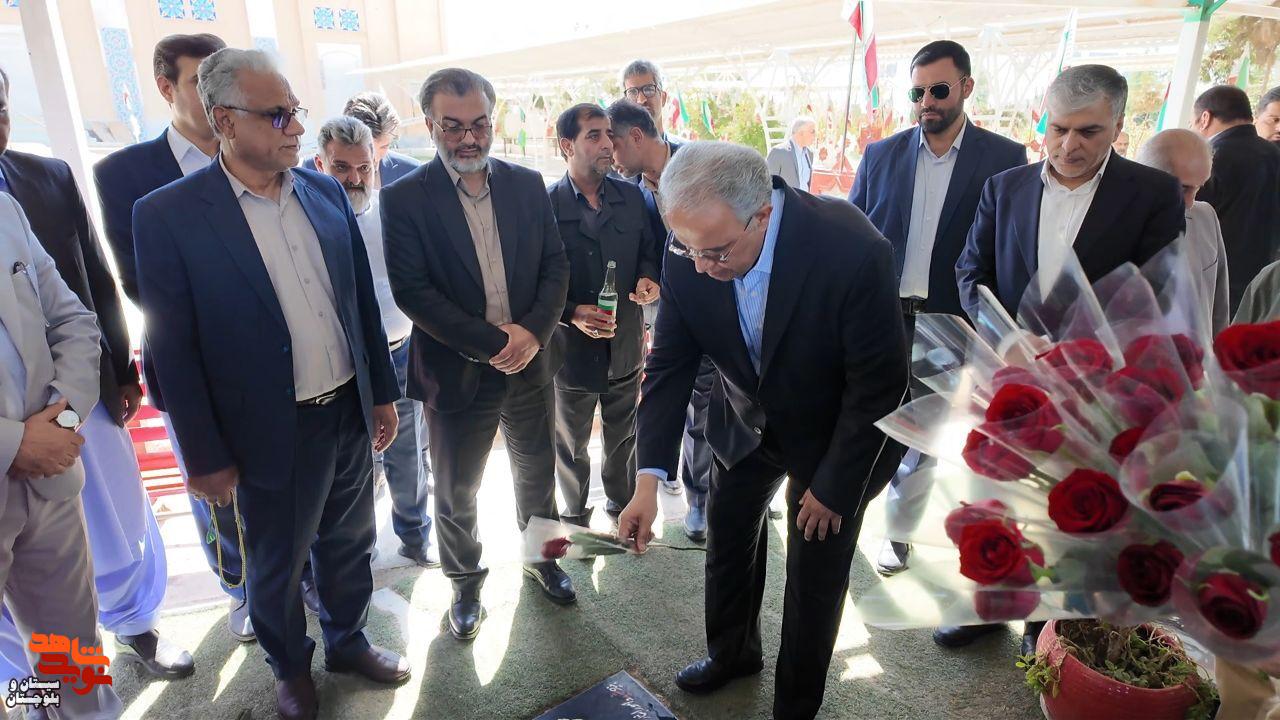 گلزار شهدای زاهدان عطرافشانی و با آرمانهای شهدا تجدید میثاق شد گلزار شهدای زاهدان عطرافشانی و با آرمانهای شهدا تجدید میثاق شد