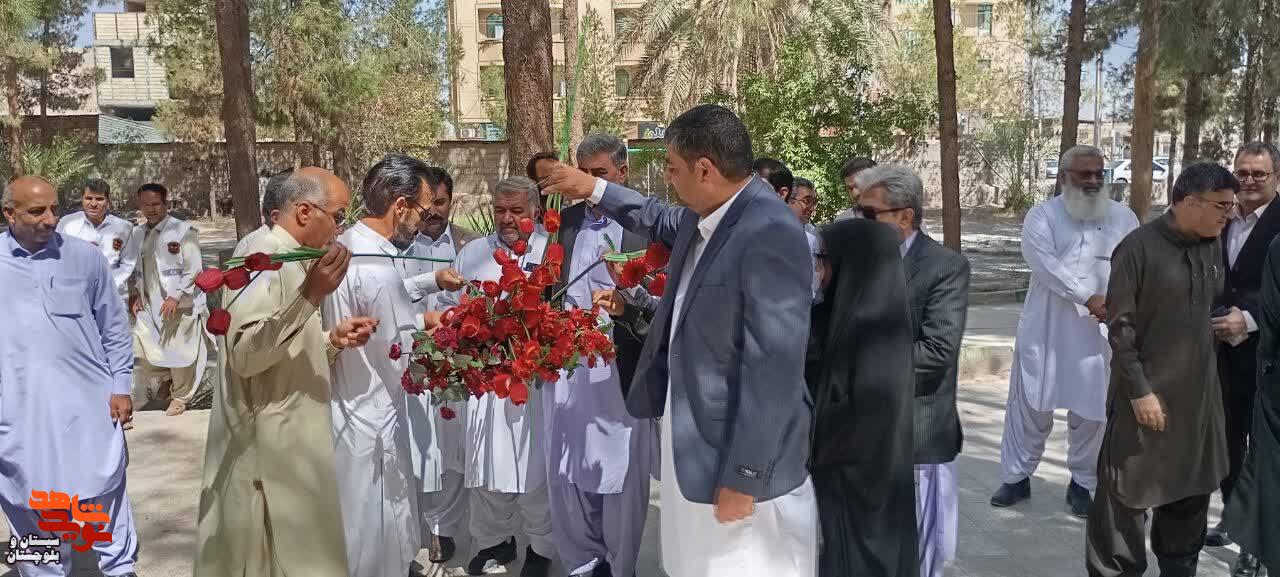 غبارروبی و عطرافشانی مزار شهدای گمنام در گرامیداشت هفته دولت و هفته وحدت غبارروبی و عطرافشانی مزار شهدای گمنام در گرامیداشت هفته دولت و هفته وحدت