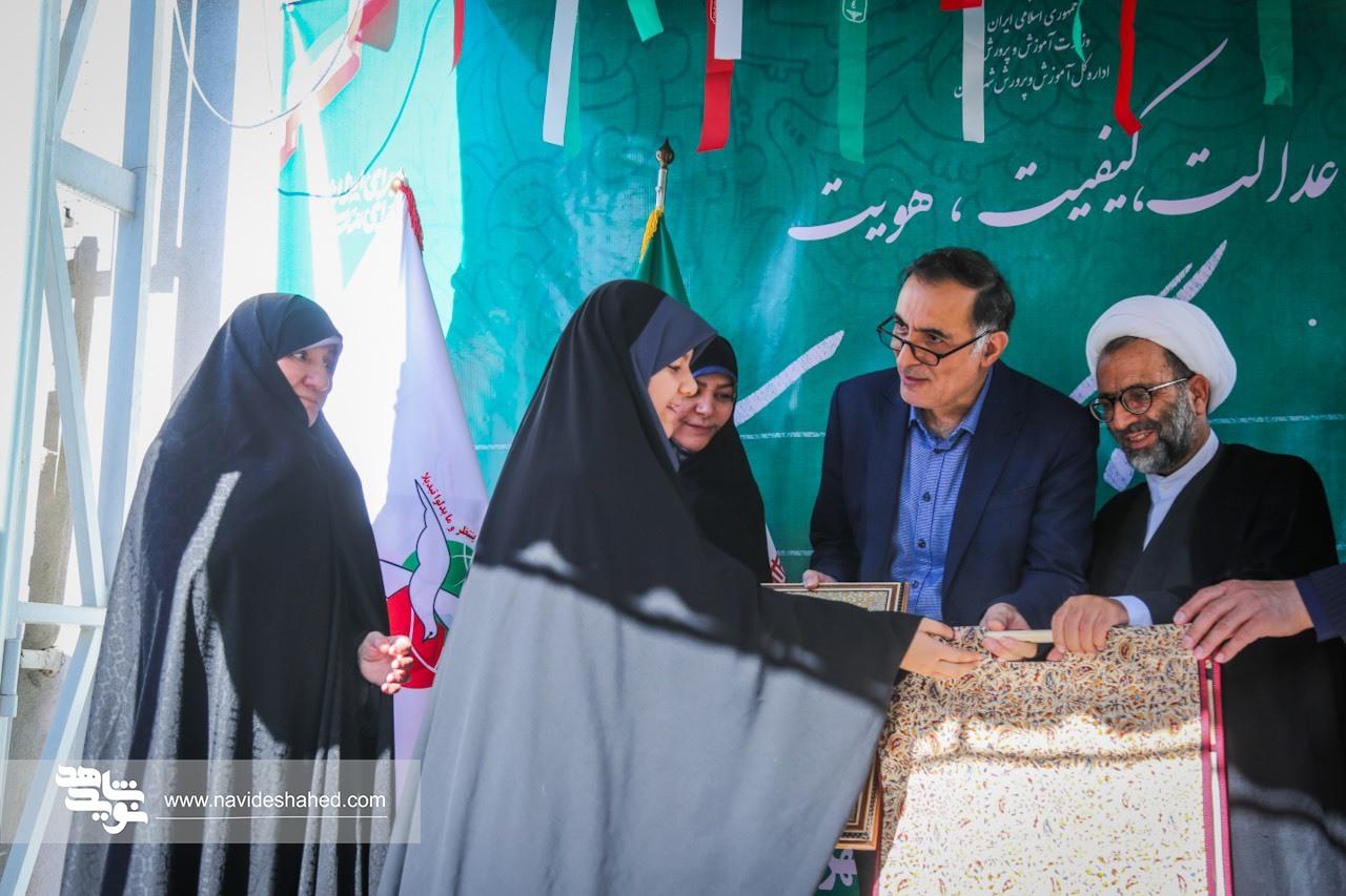 آیین ملی «زنگ ایثار» در مدارس شاهد تهران به یاد شهدای دانش آموز میناب نواخته شد