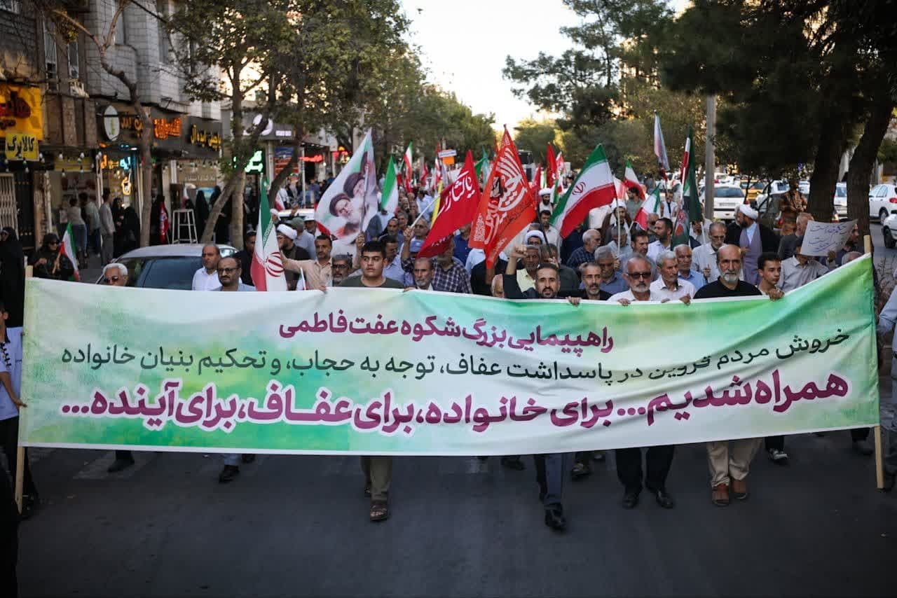 «سیاهی چادر تو سرخ‌تر از خون من است»؛ پیام شهدا بر پلاکاردهای مردم قزوین در پاسداشت عفاف و حجاب