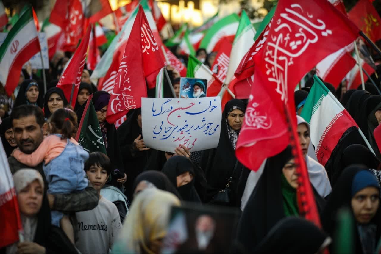 «سیاهی چادر تو سرخ‌تر از خون من است»؛ پیام شهدا بر پلاکاردهای مردم قزوین در پاسداشت عفاف و حجاب