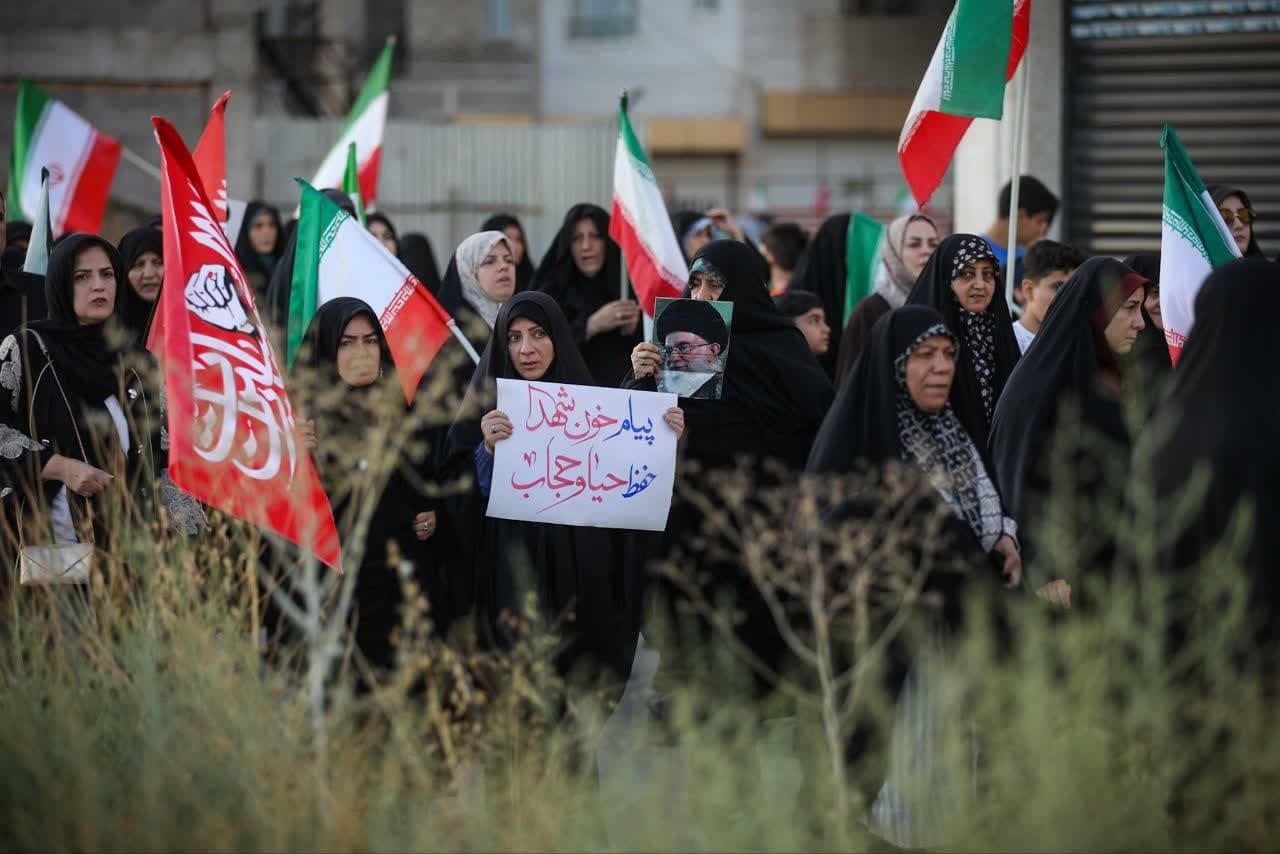 «سیاهی چادر تو سرخ‌تر از خون من است»؛ پیام شهدا بر پلاکاردهای مردم قزوین در پاسداشت عفاف و حجاب