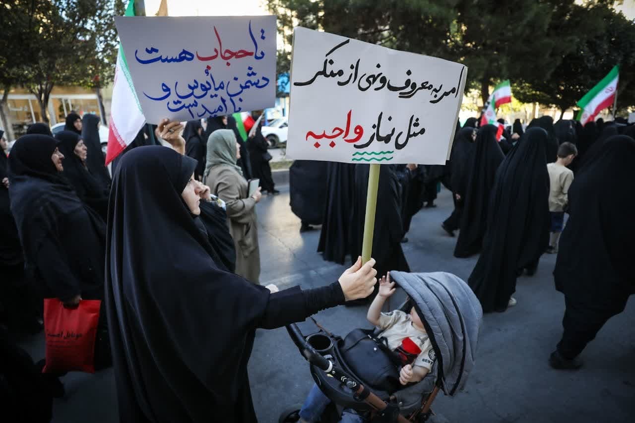 «سیاهی چادر تو سرخ‌تر از خون من است»؛ پیام شهدا بر پلاکاردهای مردم قزوین در پاسداشت عفاف و حجاب