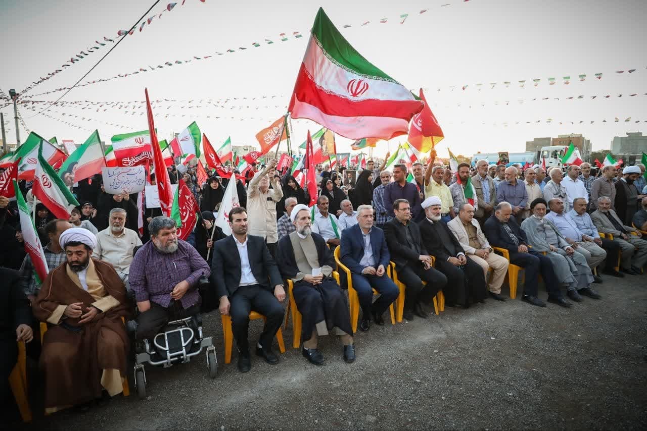 «سیاهی چادر تو سرخ‌تر از خون من است»؛ پیام شهدا بر پلاکاردهای مردم قزوین در پاسداشت عفاف و حجاب