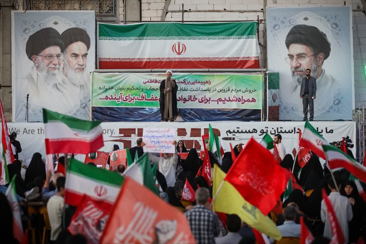 «سیاهی چادر تو سرخ‌تر از خون من است»؛ پیام شهدا بر پلاکاردهای مردم قزوین در پاسداشت عفاف و حجاب