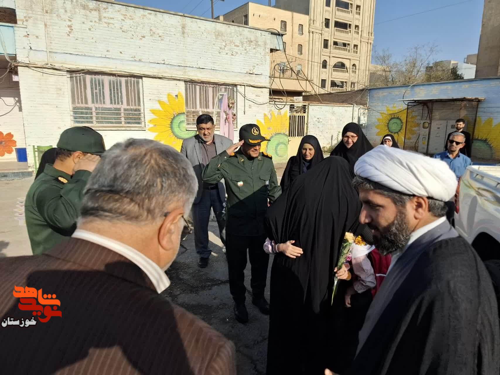 گزارش تصویری/ آیین بدرقه فرزندان شهید «حبیب‌الله بهوندی» از درب منزل تا مدرسه
