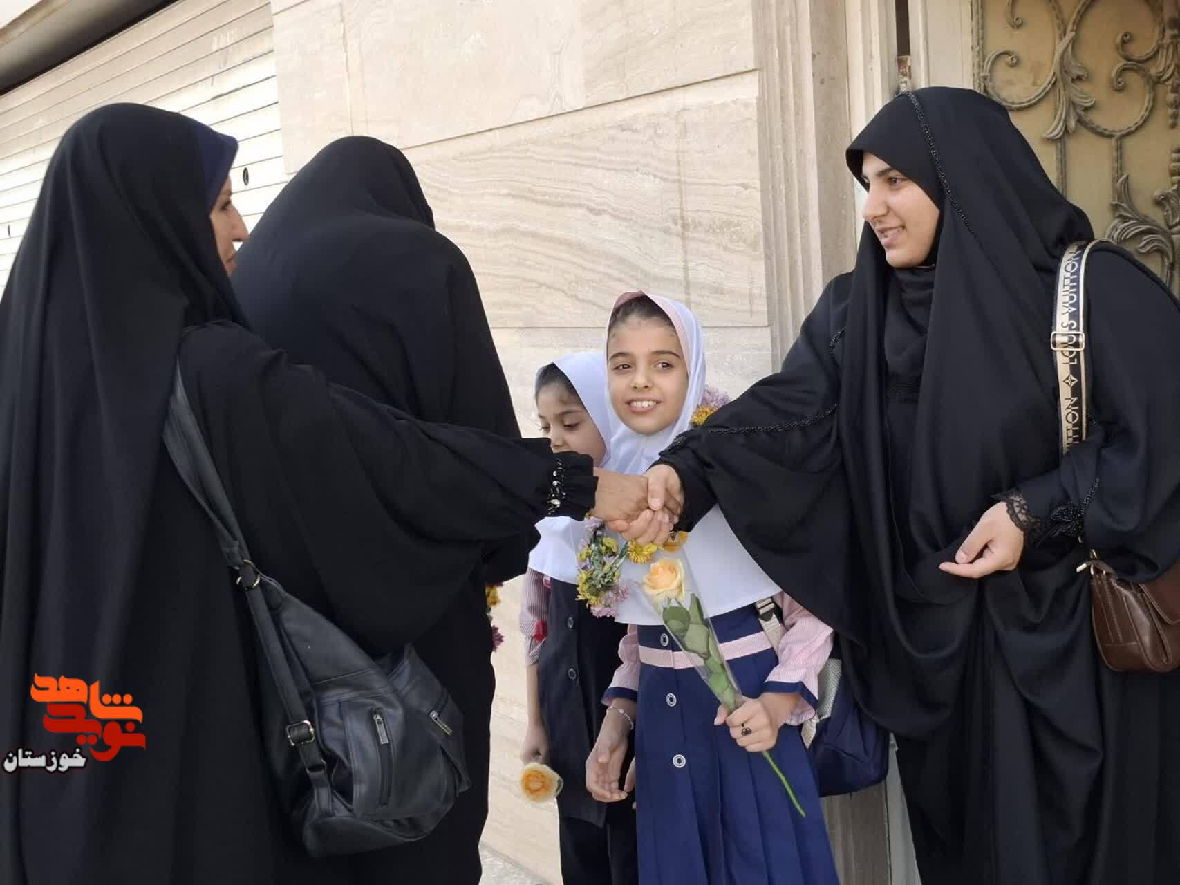 گزارش تصویری/ آیین بدرقه فرزندان شهید «حبیب‌الله بهوندی» از درب منزل تا مدرسه