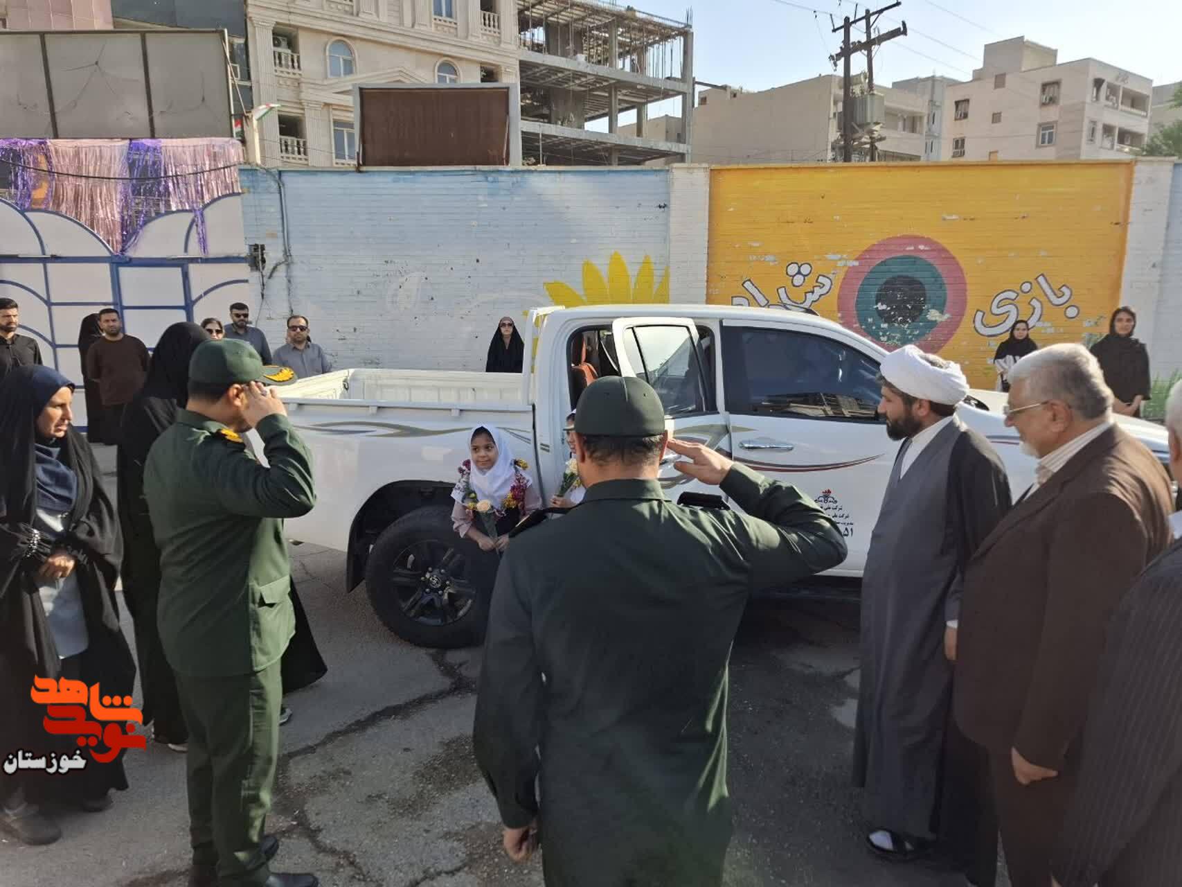 گزارش تصویری/ آیین بدرقه فرزندان شهید «حبیب‌الله بهوندی» از درب منزل تا مدرسه