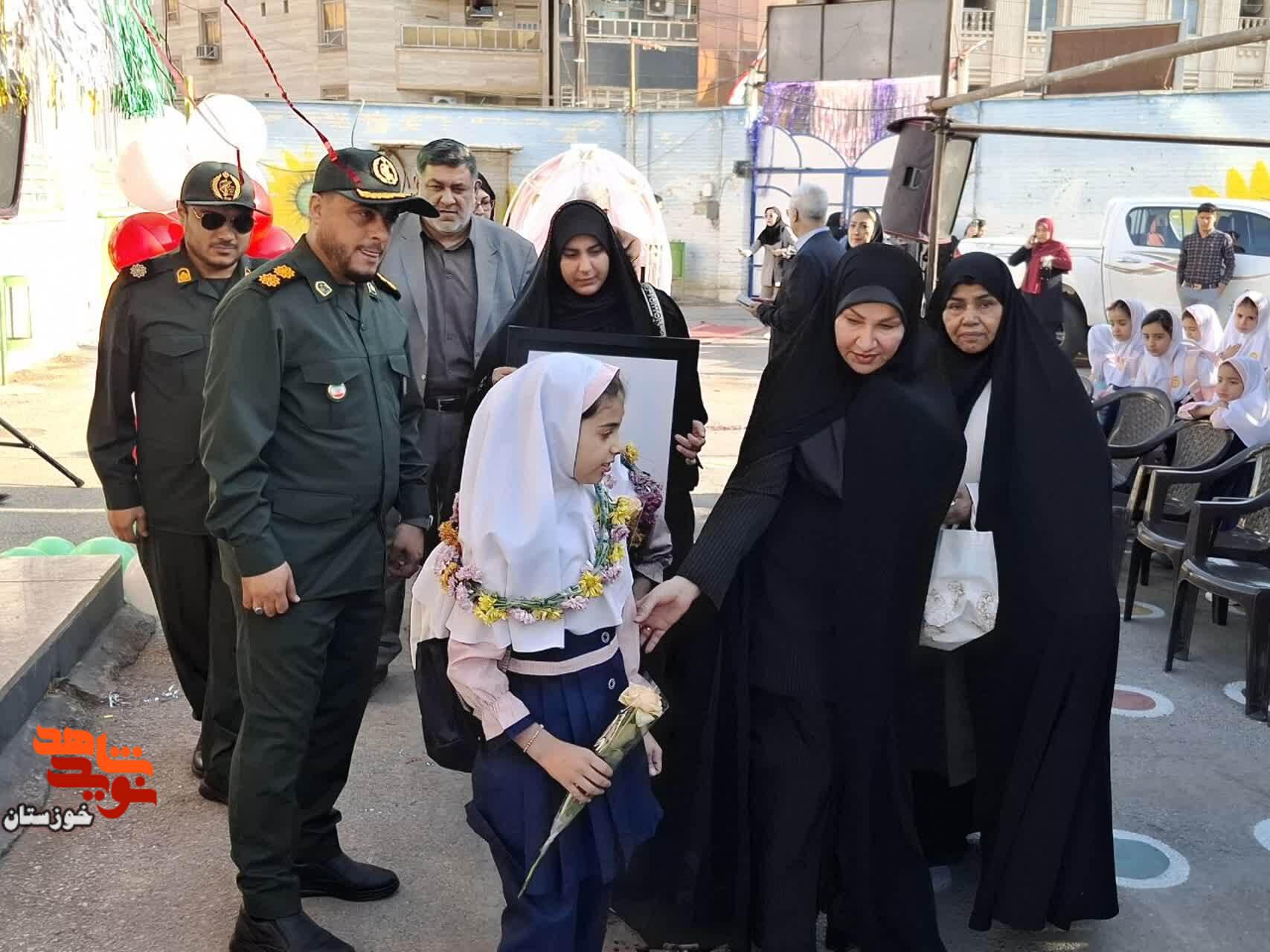 گزارش تصویری/ آیین بدرقه فرزندان شهید «حبیب‌الله بهوندی» از درب منزل تا مدرسه