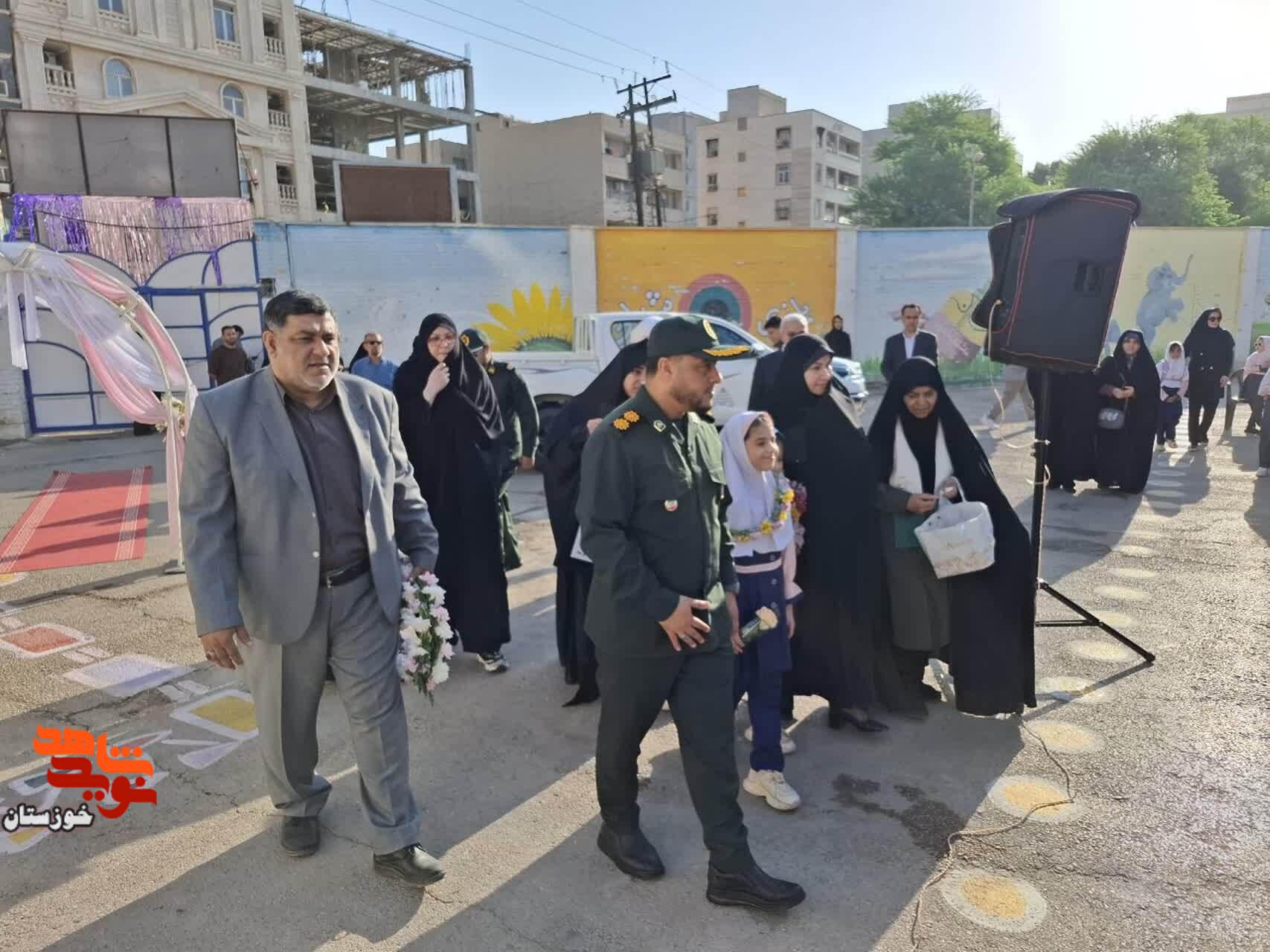 گزارش تصویری/ آیین بدرقه فرزندان شهید «حبیب‌الله بهوندی» از درب منزل تا مدرسه