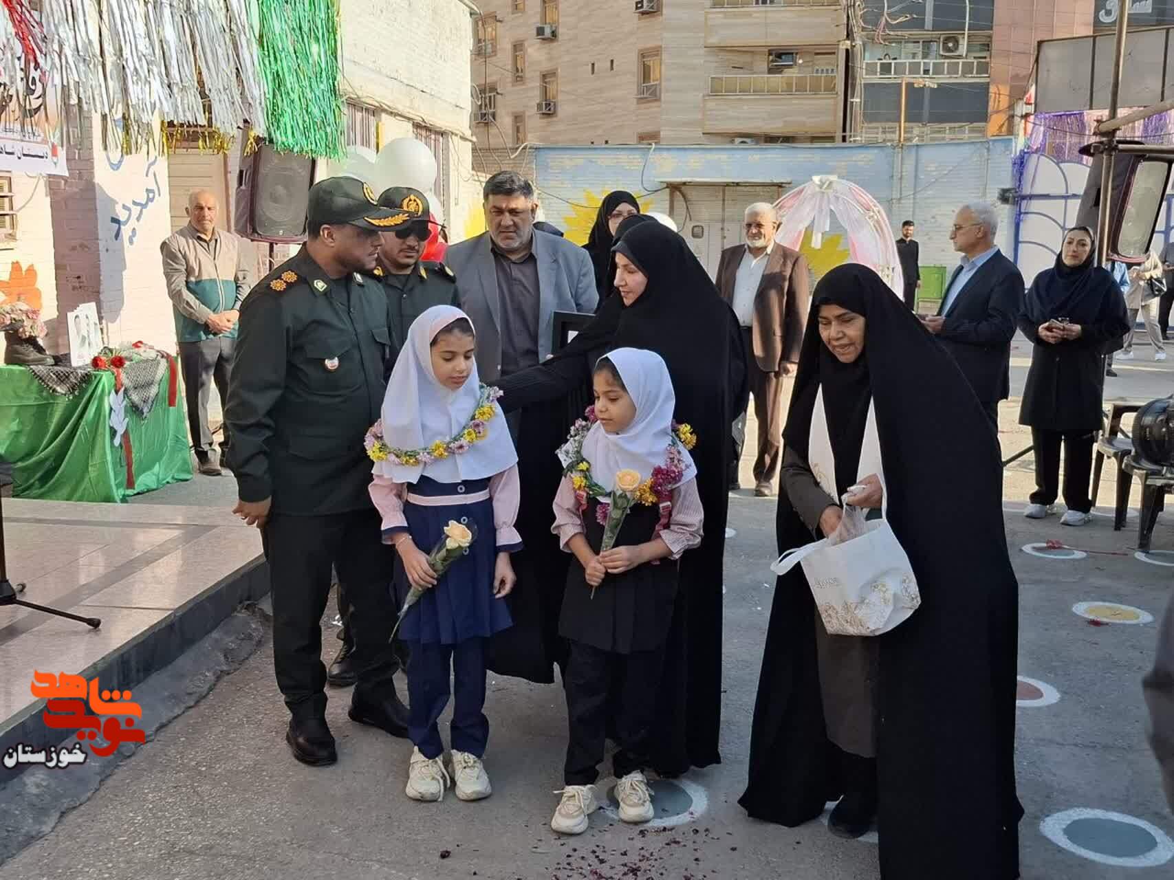گزارش تصویری/ آیین بدرقه فرزندان شهید «حبیب‌الله بهوندی» از درب منزل تا مدرسه